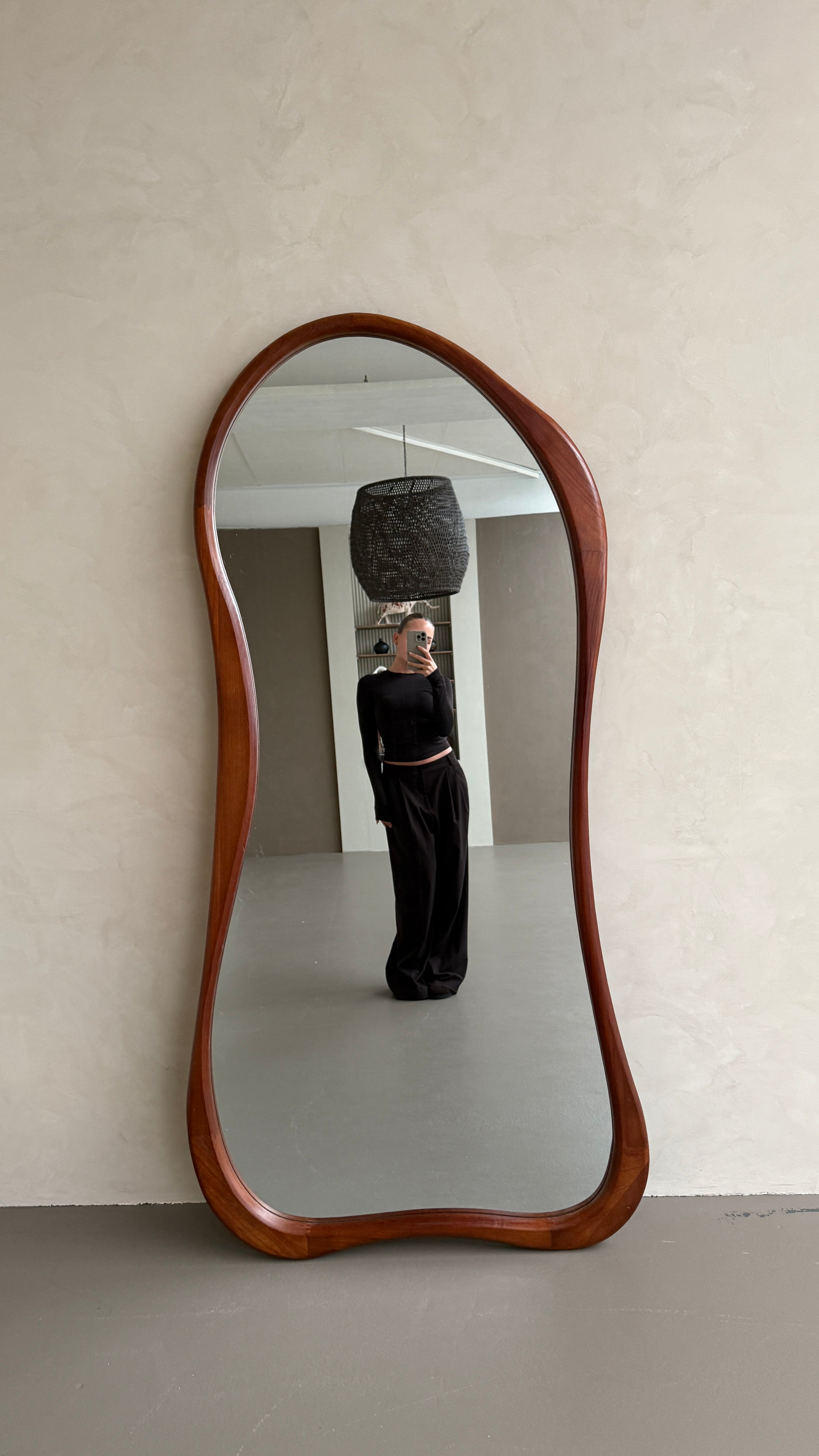 Mira Walnut – organische houten vloerspiegel 200 x 100 cm (direct leverbaar)