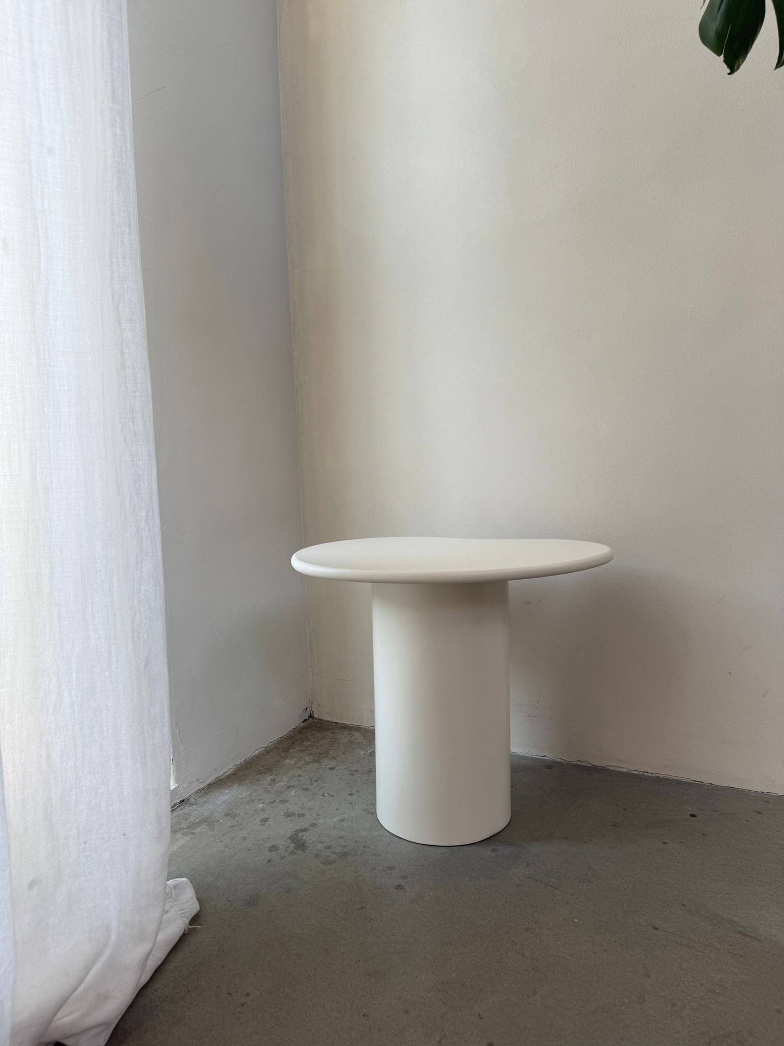 Japandi Organische bijzettafel – Betonlook Ivory